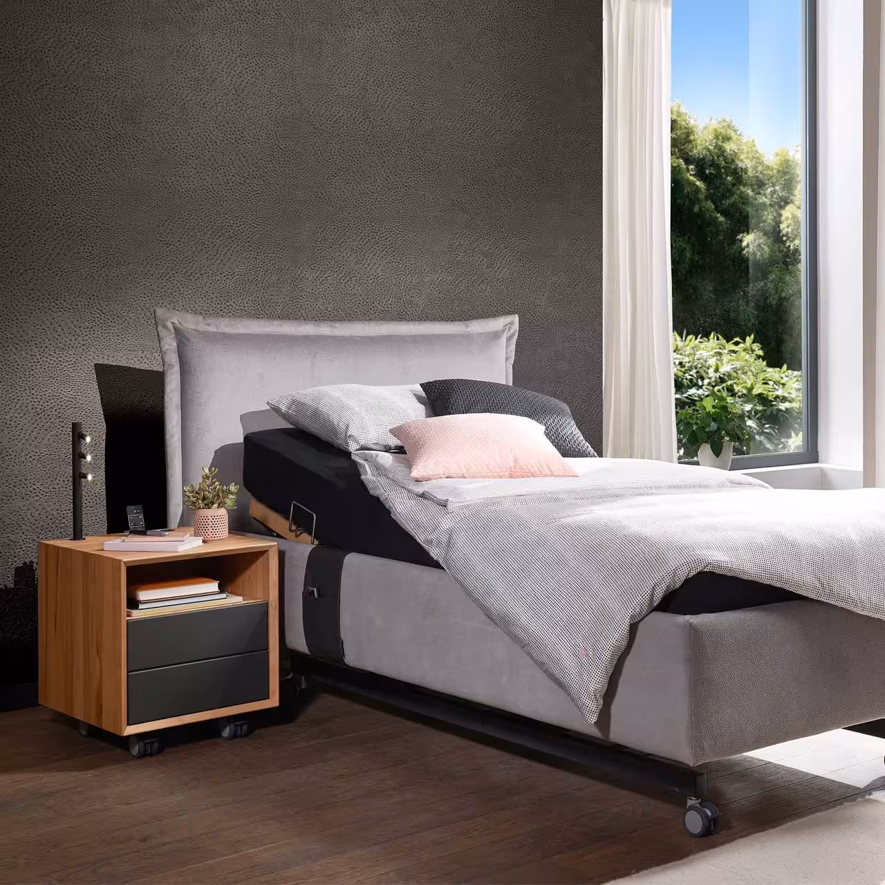 Polsterbett Lucca grau in Schlafzimmer mit Blick nach draußen