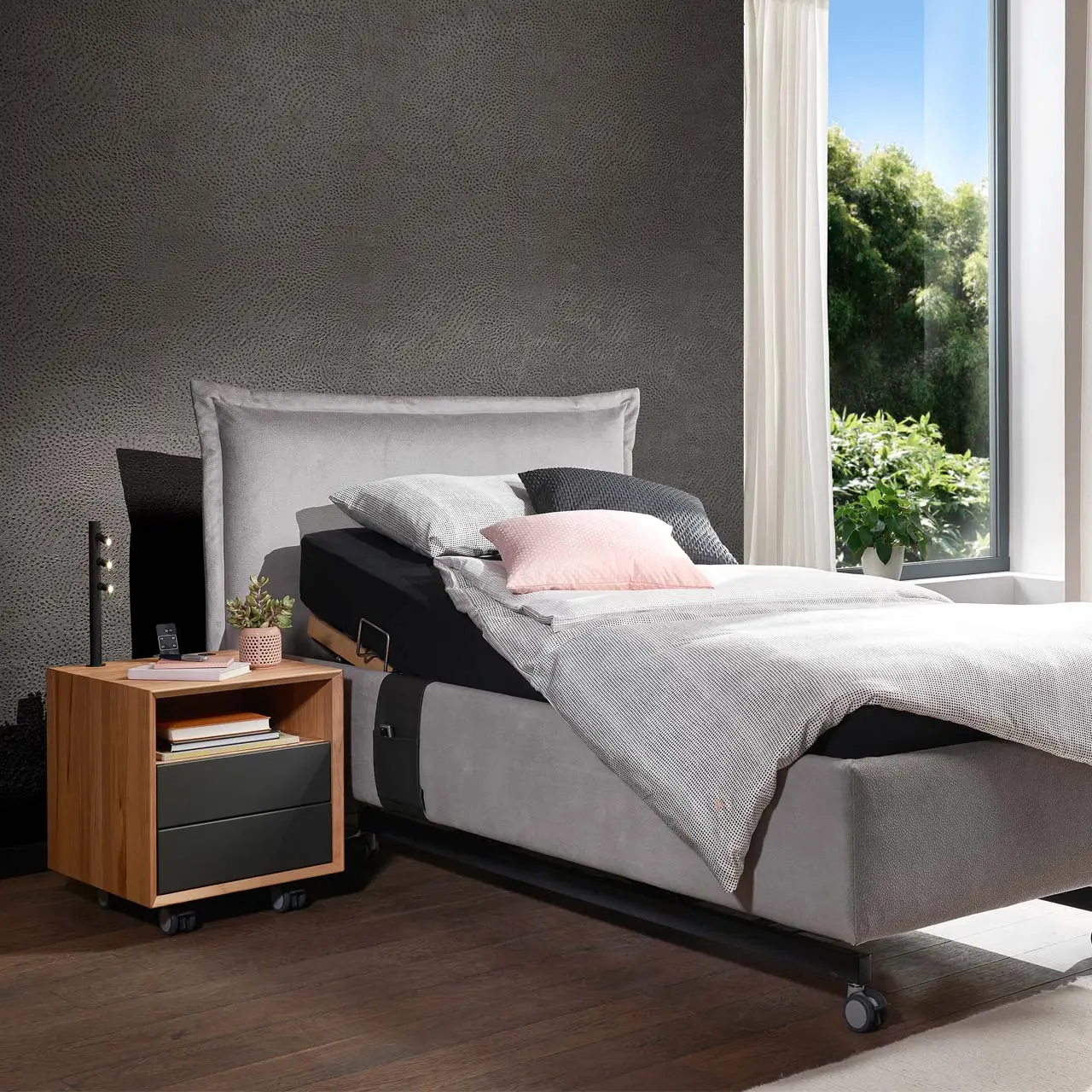 Polsterbett Lucca grau in Schlafzimmer mit Blick nach draußen
