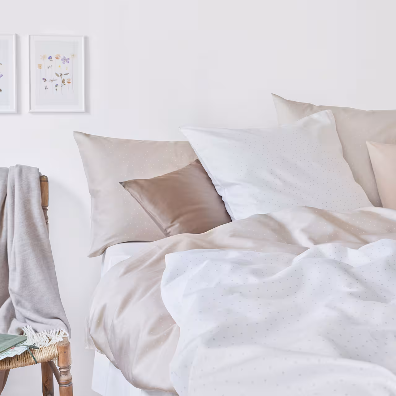 Bettwäschegarnitur Emily unifarben verschiedene Farben auf Bett in Schlafzimmer