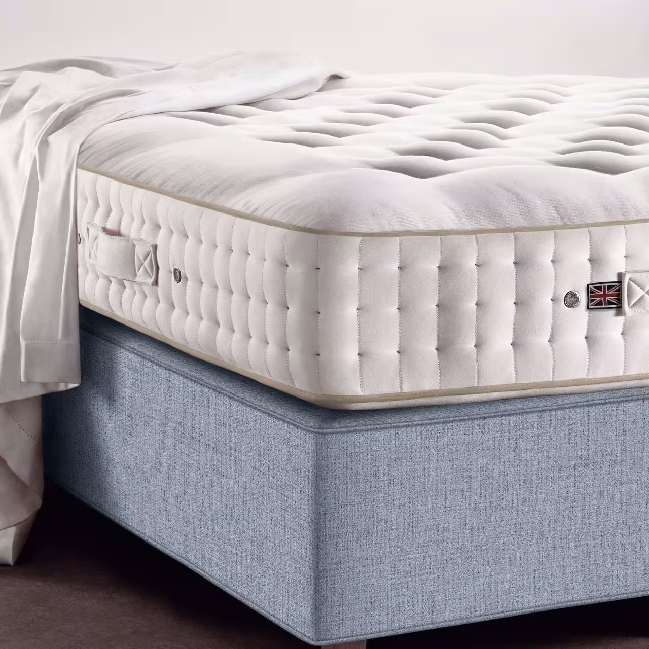 Boxspringmatratze Tiara auf grauem Bett 