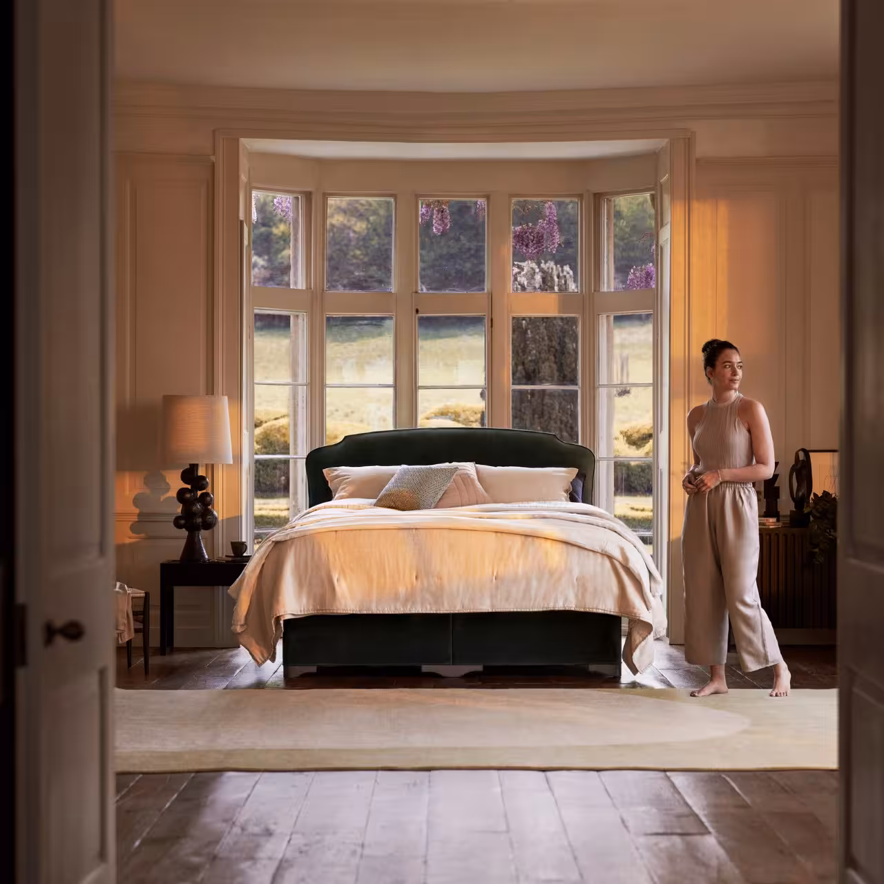 Frau neben grünem Bett