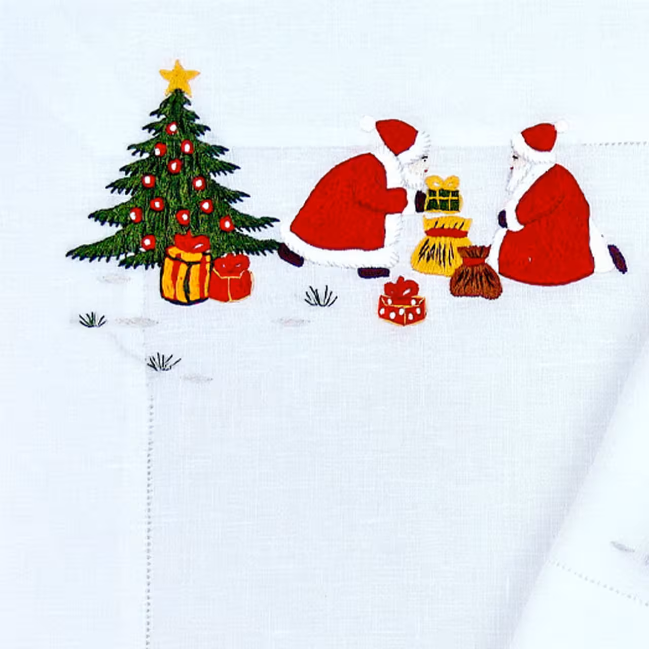 Tischwäsche weiß mit Weihnachtsmännern und -bäumen bestickt