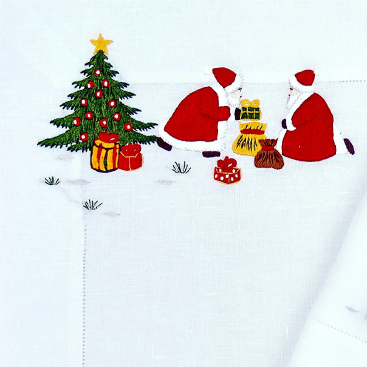 Tischwäsche weiß mit Weihnachtsmännern und -bäumen bestickt