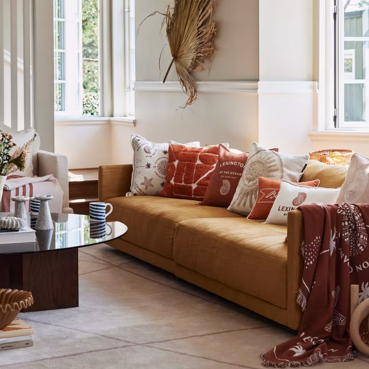 Dekokissen auf brauner Couch in Wohnzimmer