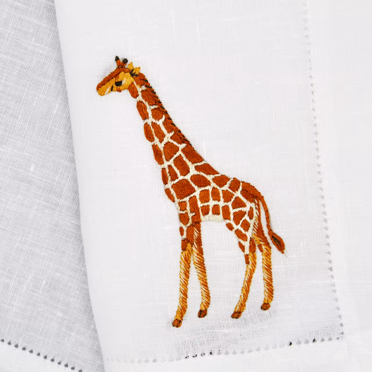 Tischwäsche-Serie Afrika Stickerei auf weiß Giraffe Detail