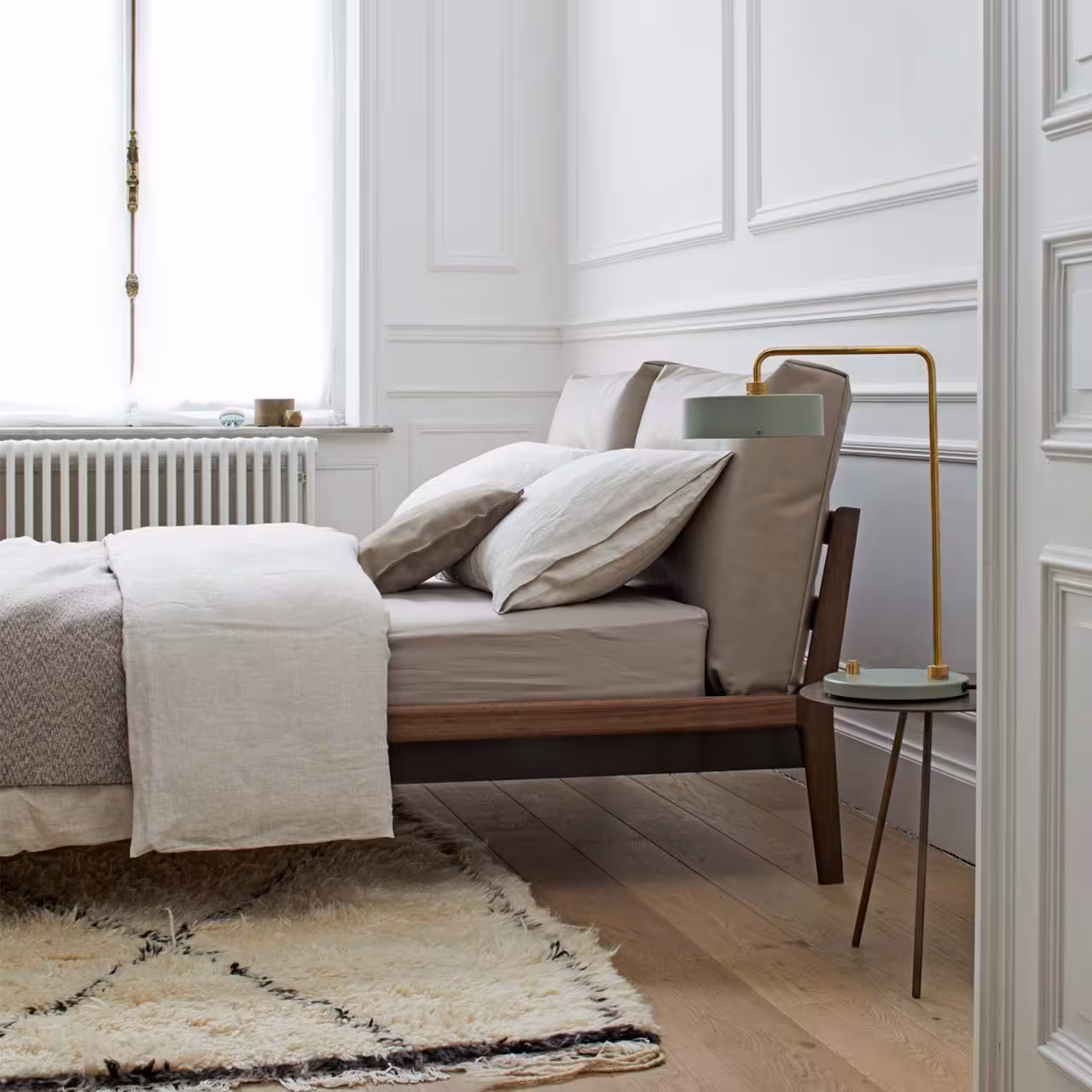 Kopfteil Bett mit Nachttisch und Lampe