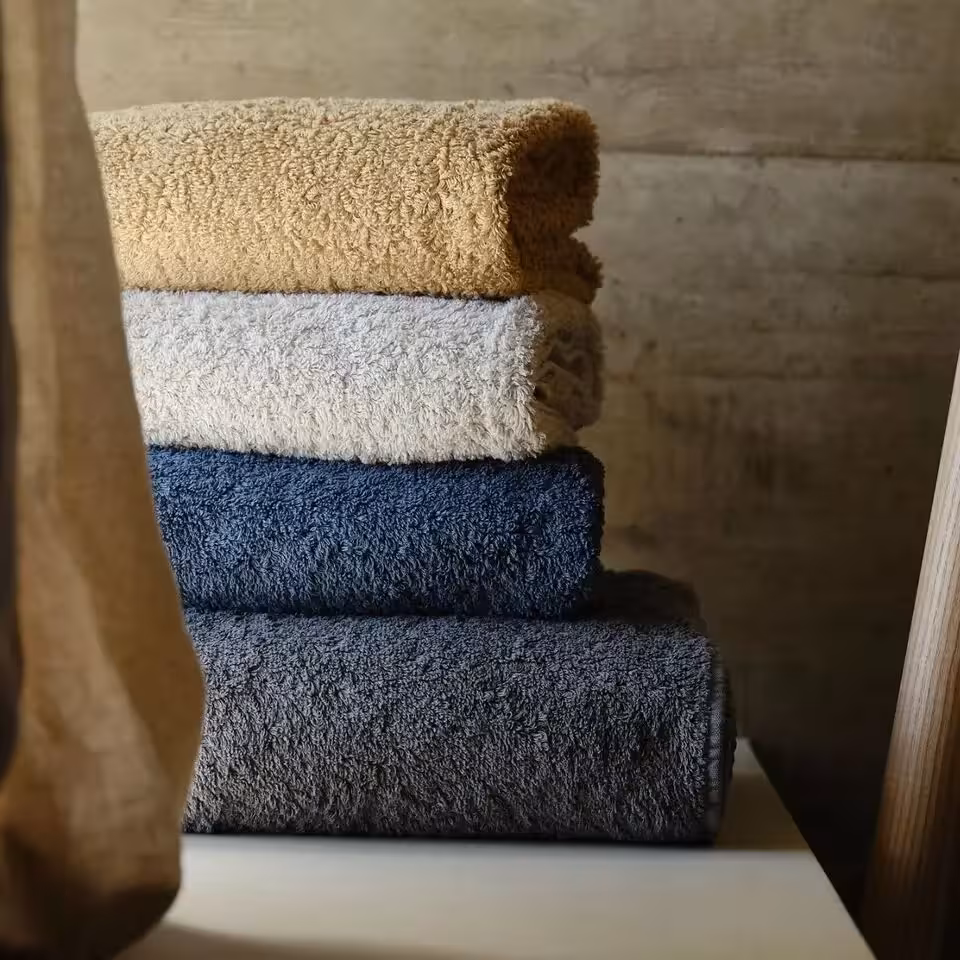 Stapel Handtücher in beige und Blautönen