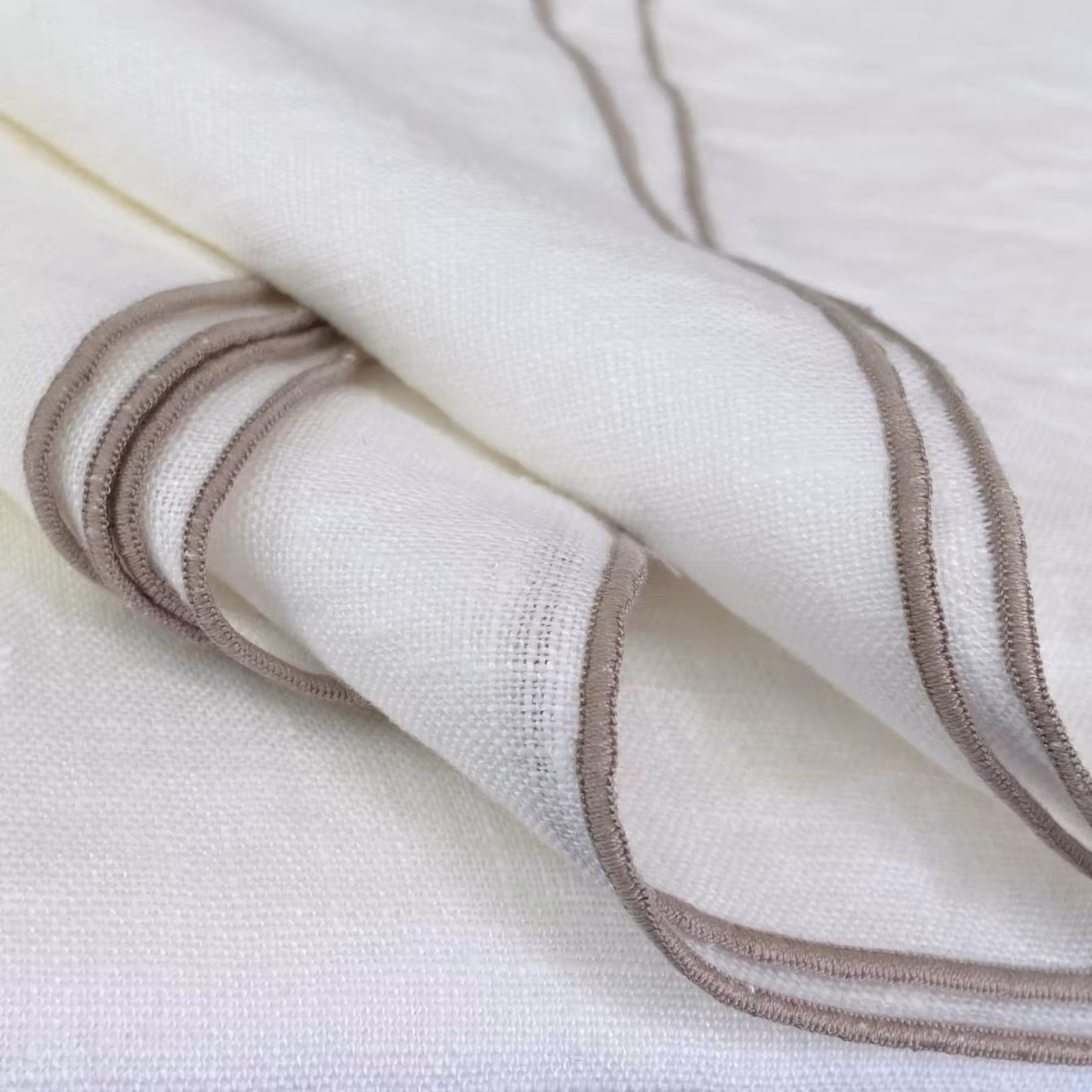 Leinenstoff cremeweiß mit braunem Saum Detail