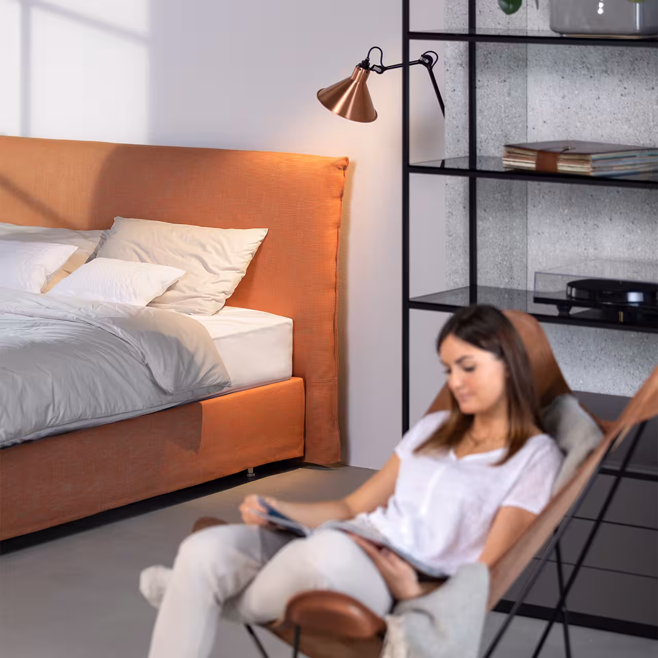 Boxspringbett Purebeds orangebraun in Loft-Schlafzimmer mit Frau