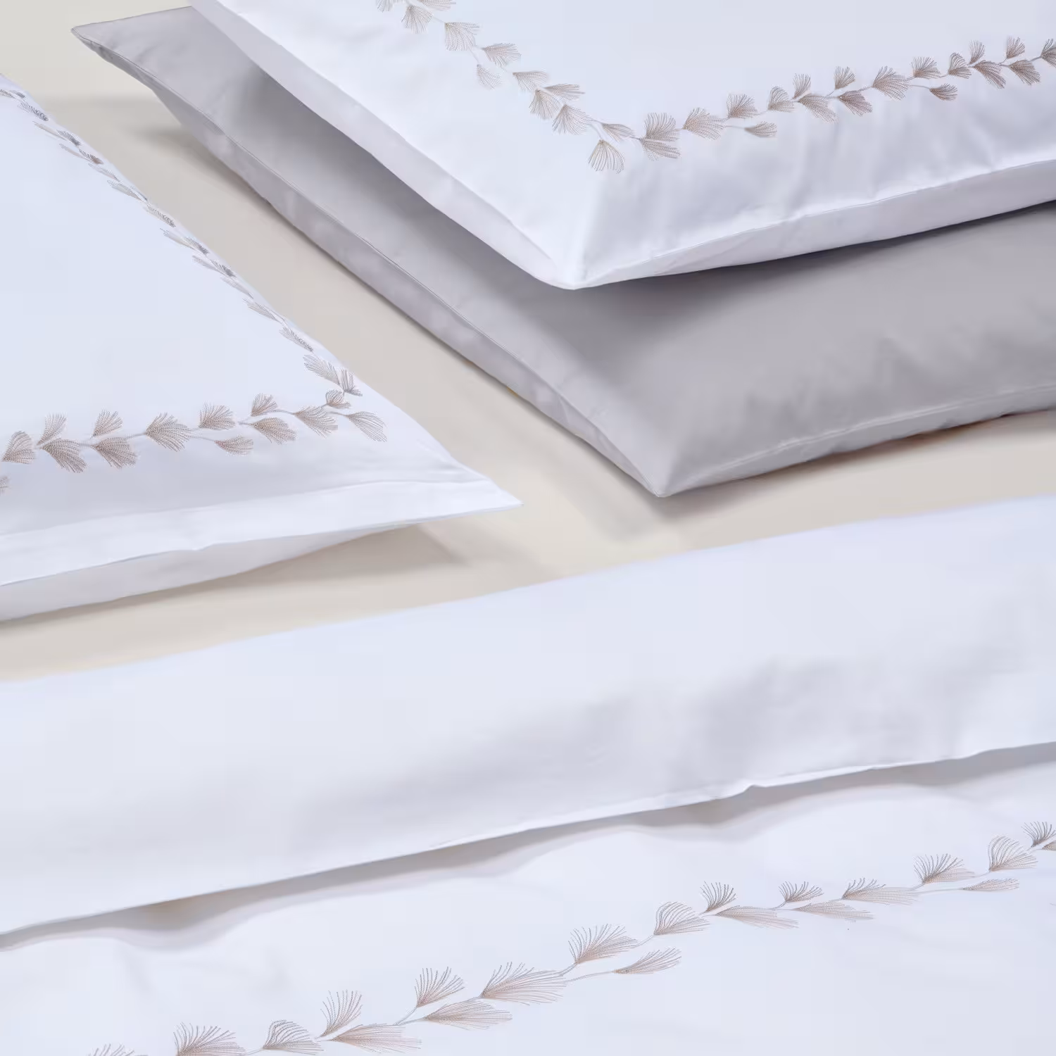 Bettwäschegarnitur Foglia weiß mit Stickerei Detail
