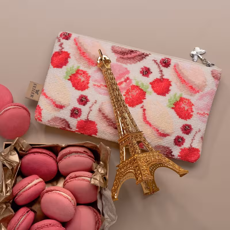 Schminktäschchen mit Macarons und Kirschen mit Dekoration