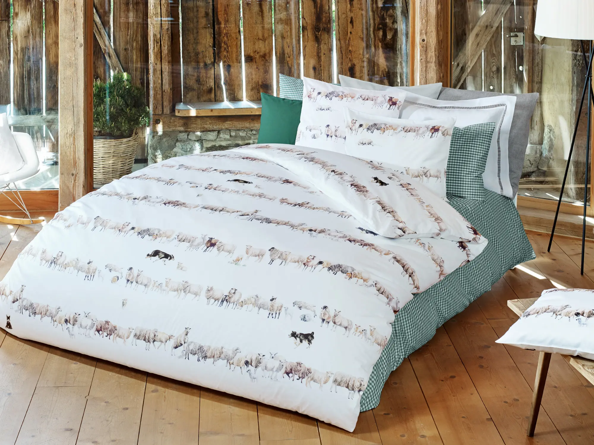 Bett in rustikalem Raum mit Bettwäsche Counting Sheep weiß
