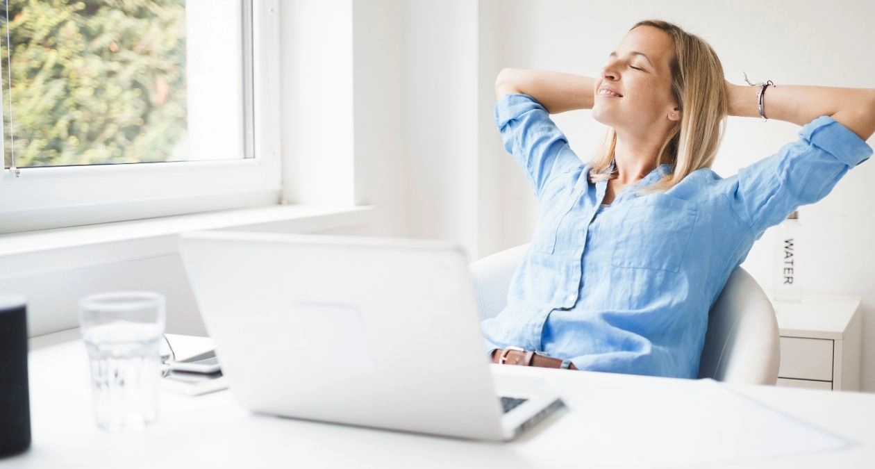 Frau am Schreibtisch mit Laptop 