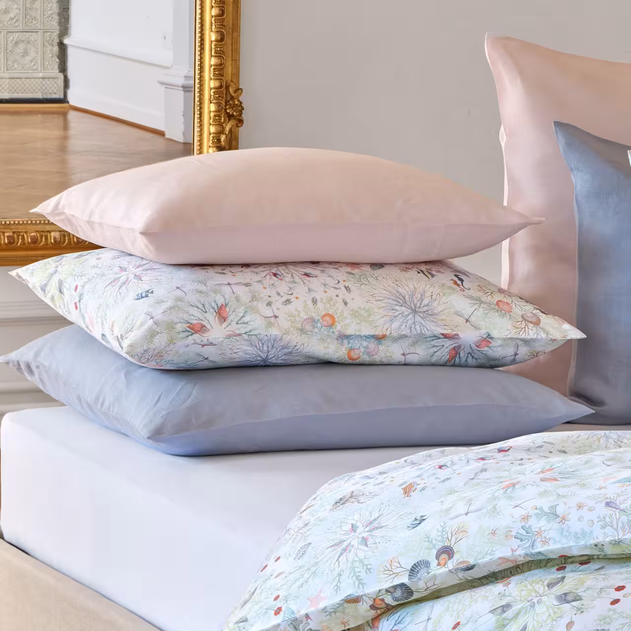 Stapel von drei Kissen auf Bett