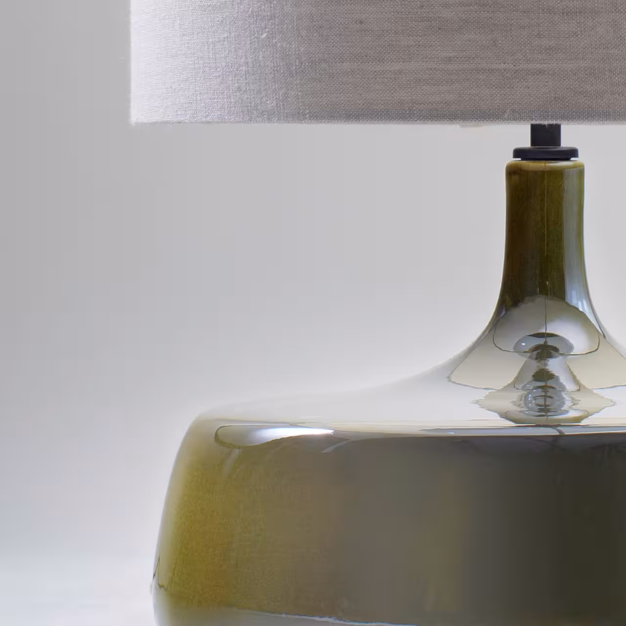 Leuchte Piper weiß und olivgrün Detail auf weiß