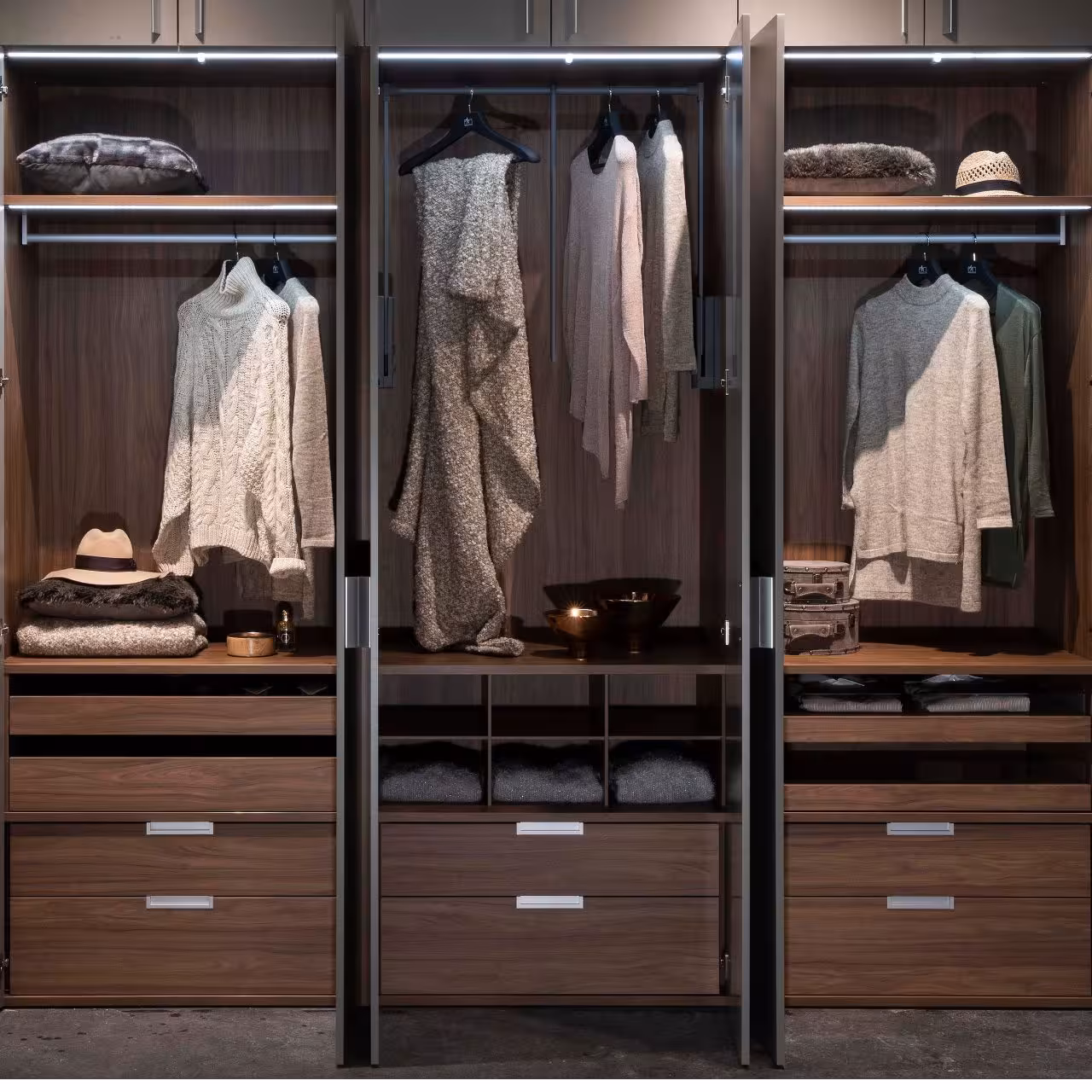 Kleiderschrank mit Schubladen aus Holz