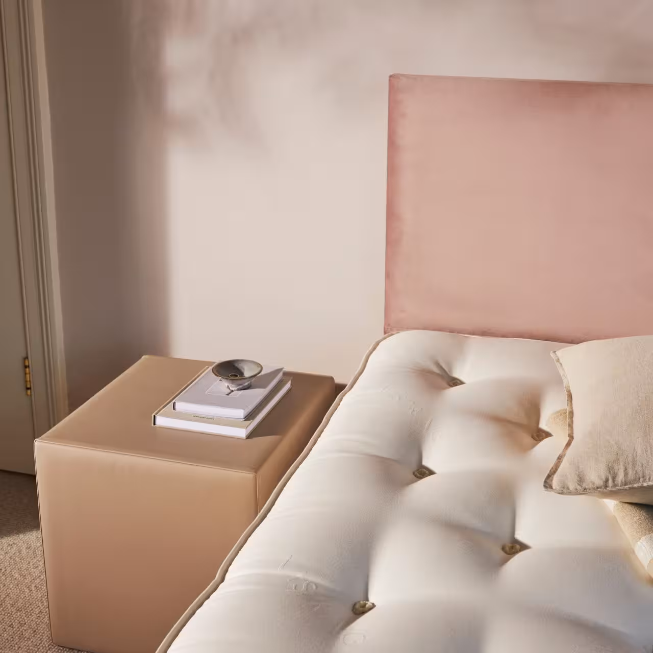 Bett mit rosa Kopfteil