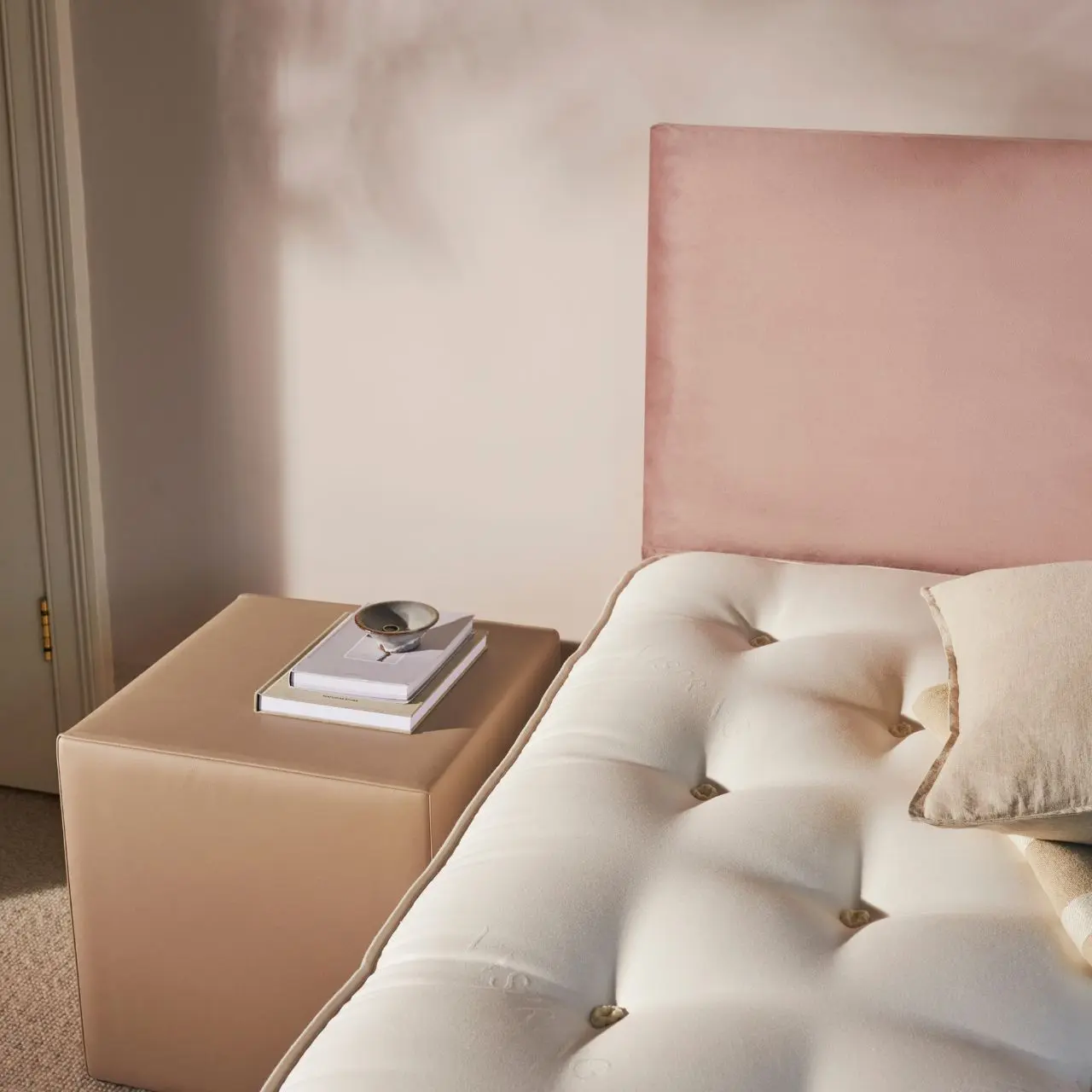 Bett mit rosa Kopfteil