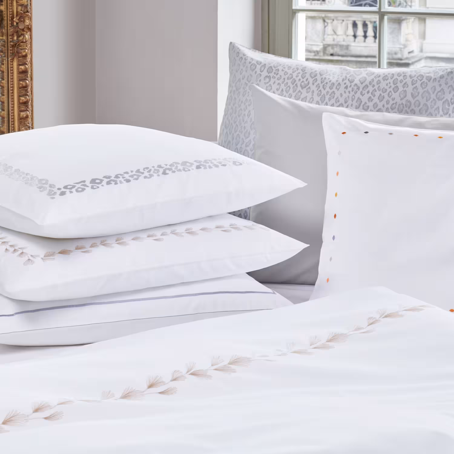 Bettwäschegarnitur Luxury Nights weiß mit Stickerei Kissenstapel