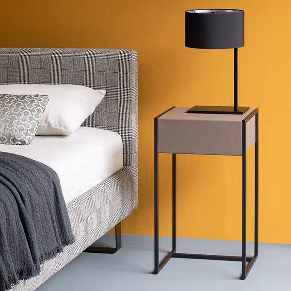 bett, nachtkonsole, tischlampe, tisch, stander, Beistelltisch Cameo neben Bett vor gelber Wand