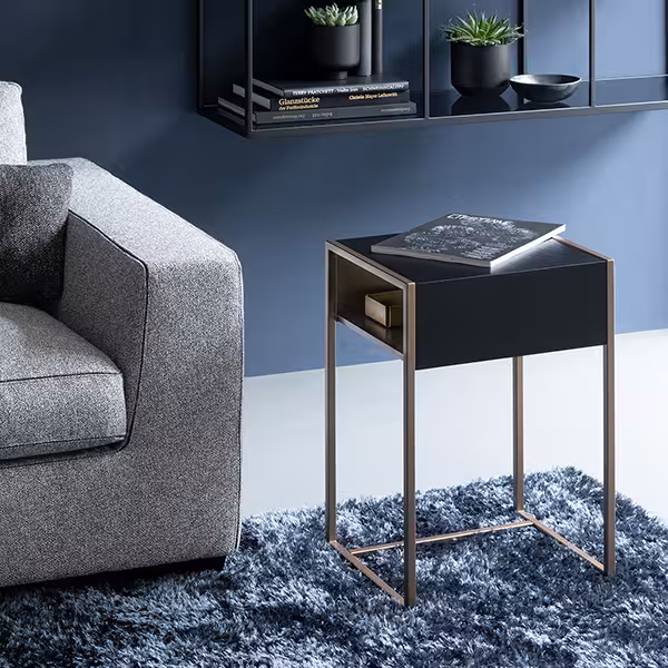 Beistelltisch, Quadratisches Tischbein, Metallrahmen, Schwarzholz, Wohnzimmer, Beistelltisch Cameo neben Sofa in Wohnzimmer