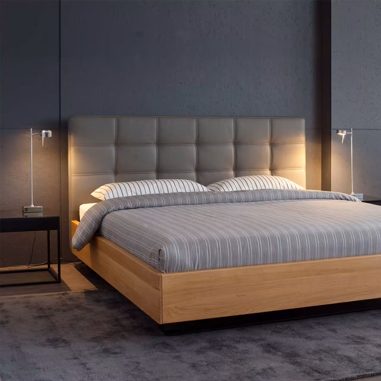 Holzbett Rear helles Holz mit gepolstertem Kopfteil in Schlafzimmer                        