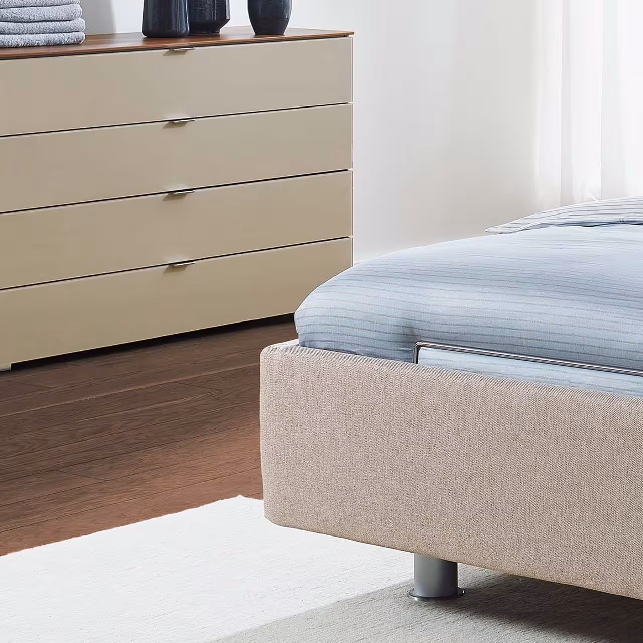 Bett Nevara mit Stoff beige bezogen Detail