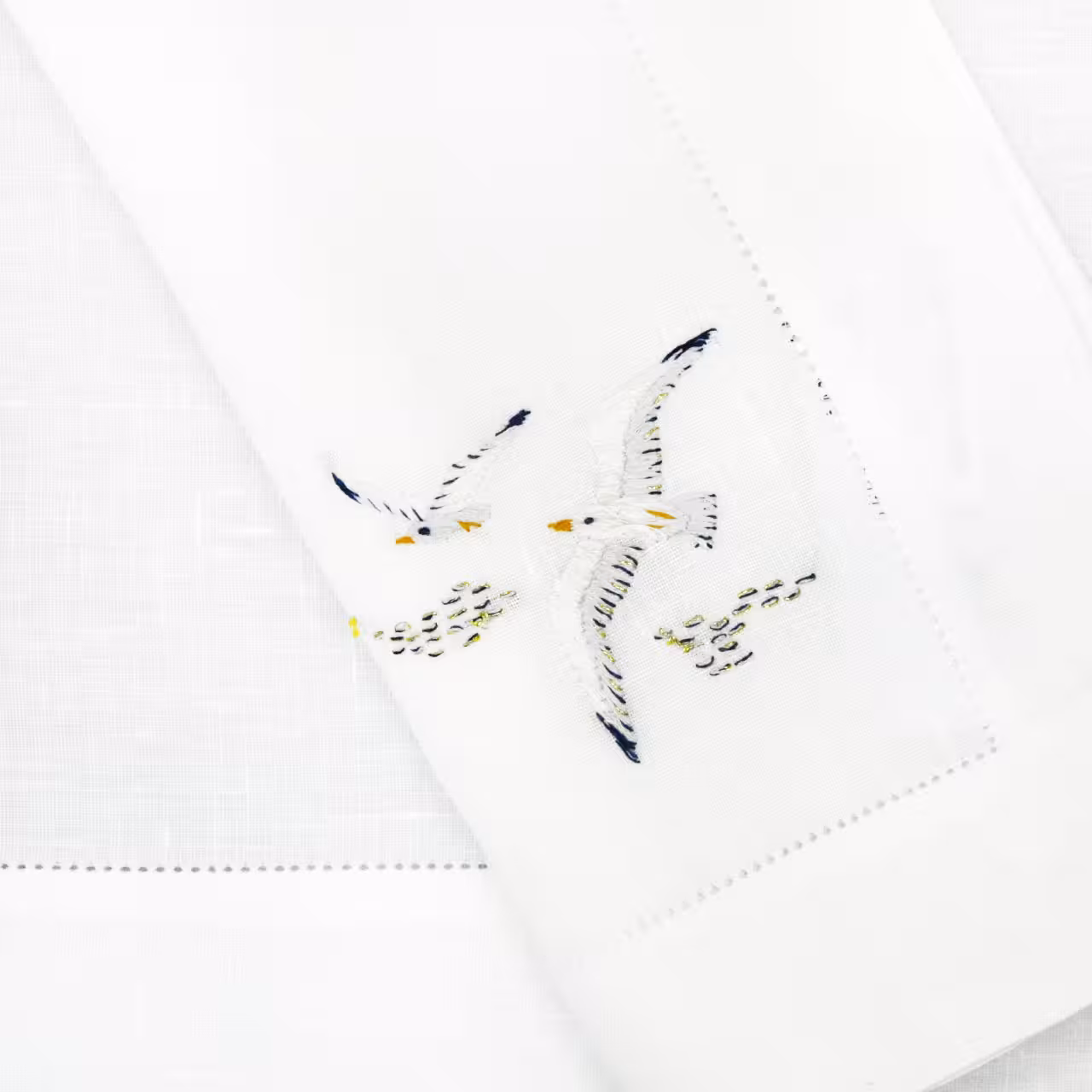Tischset weiß mit Möwenstickerei Detailbild