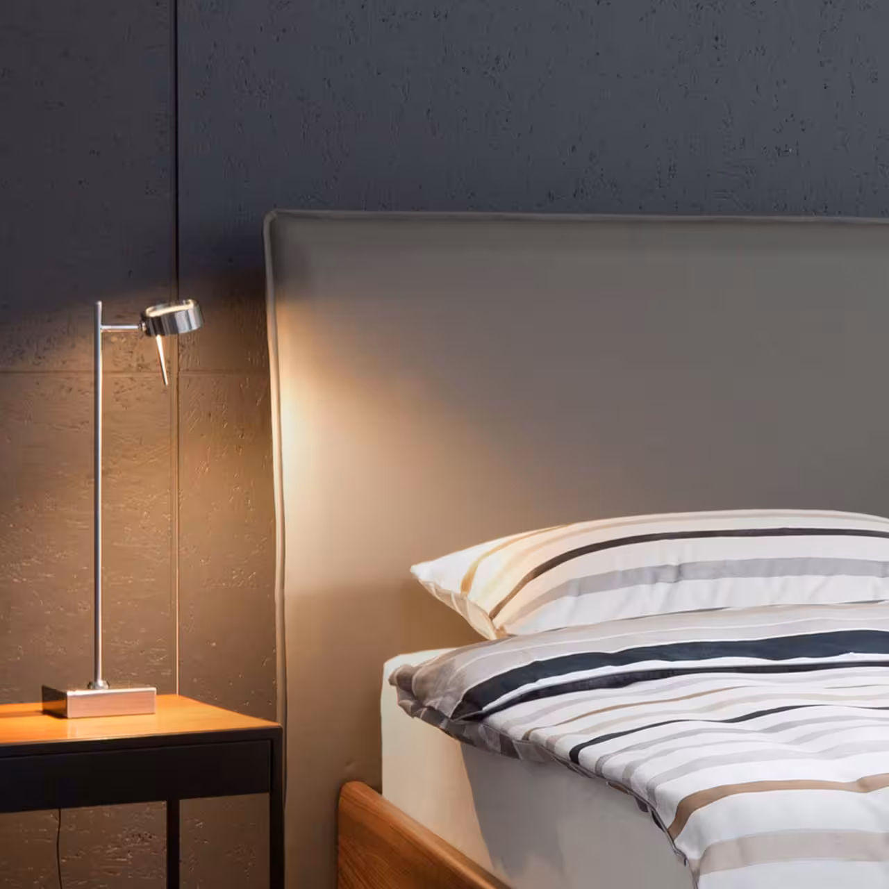 Holzbett Supra braun Kopfteil grau in Schlafzimmer