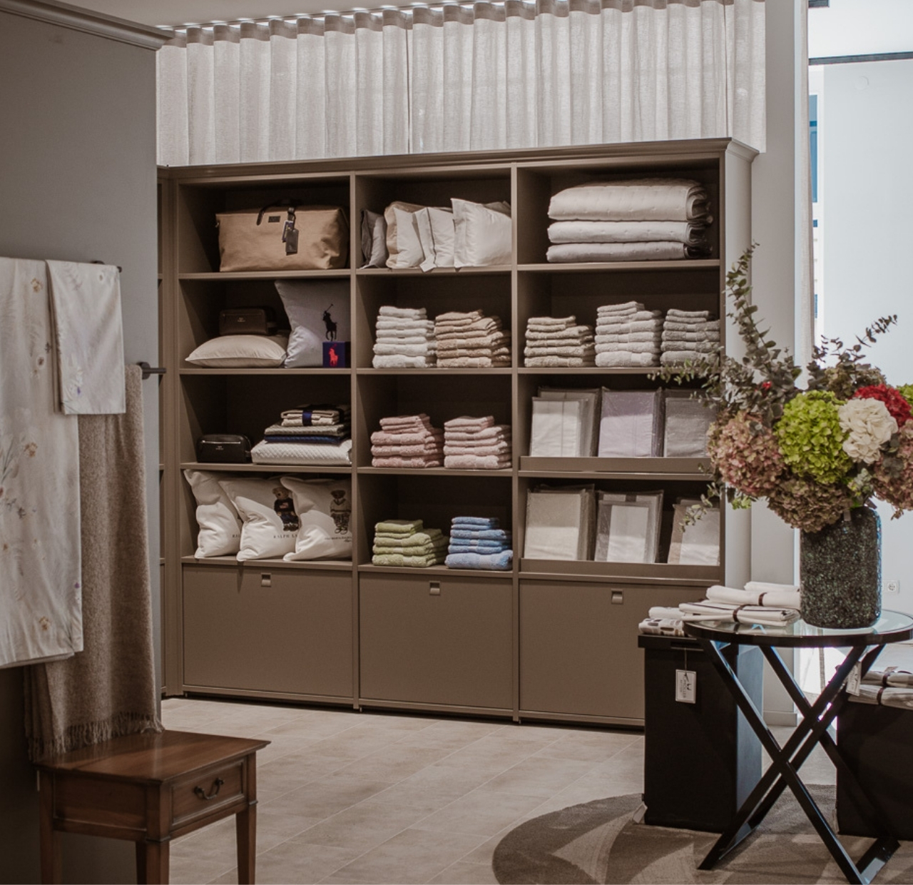 Einbauschrank, Regal mit Fächern, Handtuchaufbewahrung, Beige, Geschlossene Unterschränke, 