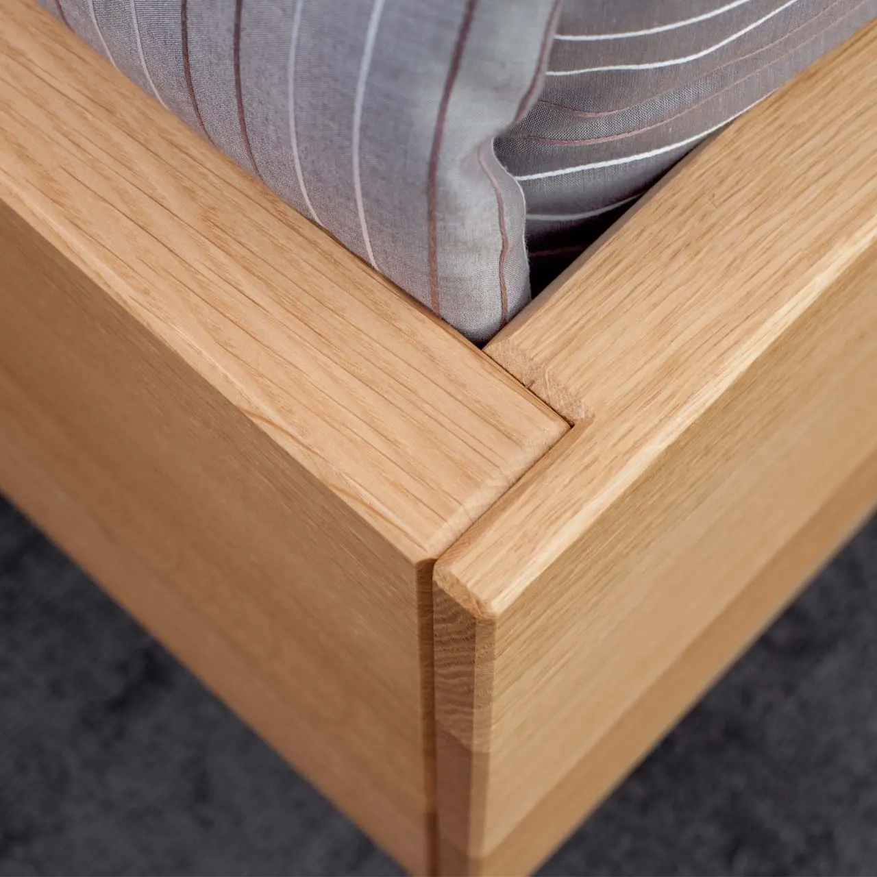 Holzbett Rear helles Holz mit gepolstertem Kopfteil Detail Fußende                      