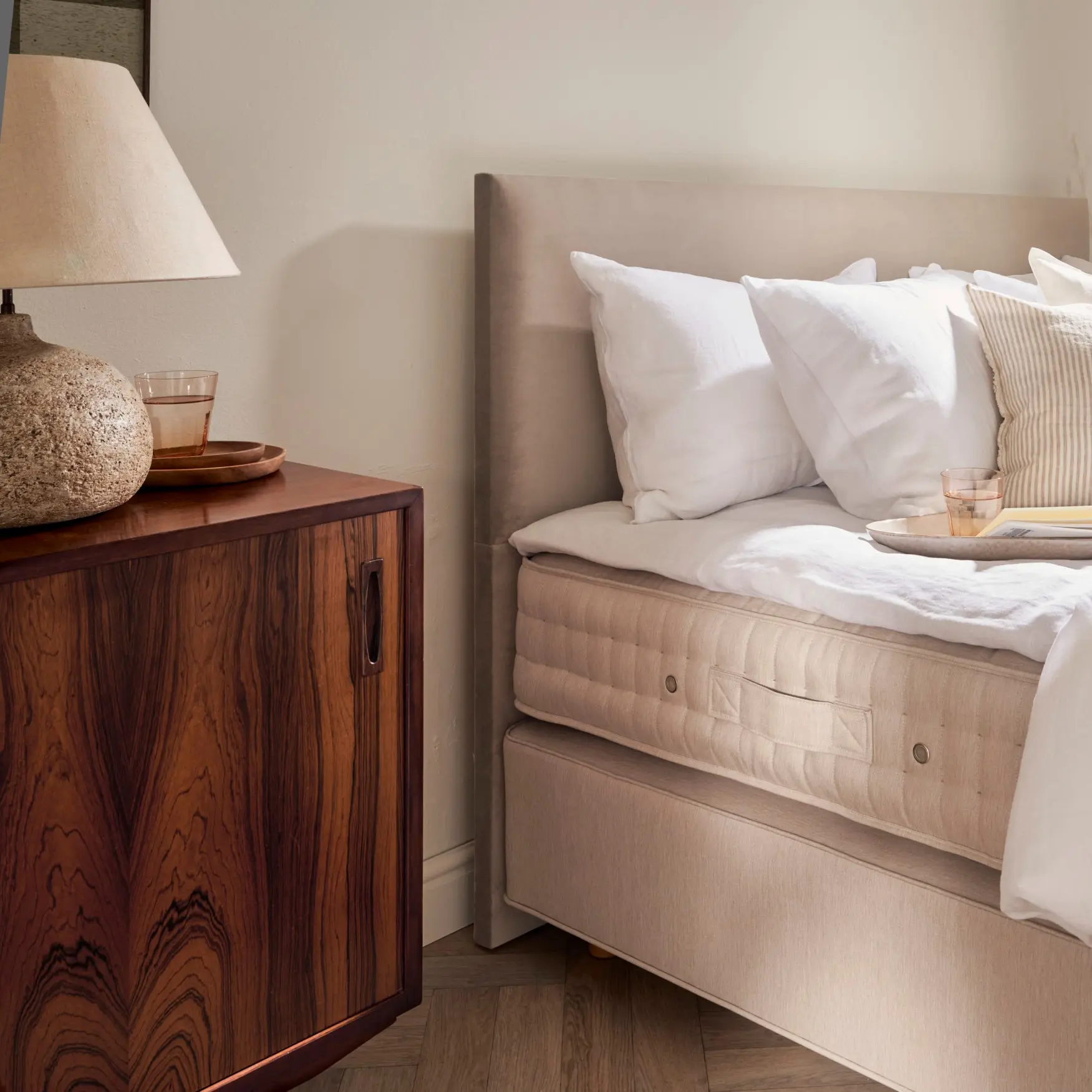 Polsterbett Monochrome beige in Schlafzimmer