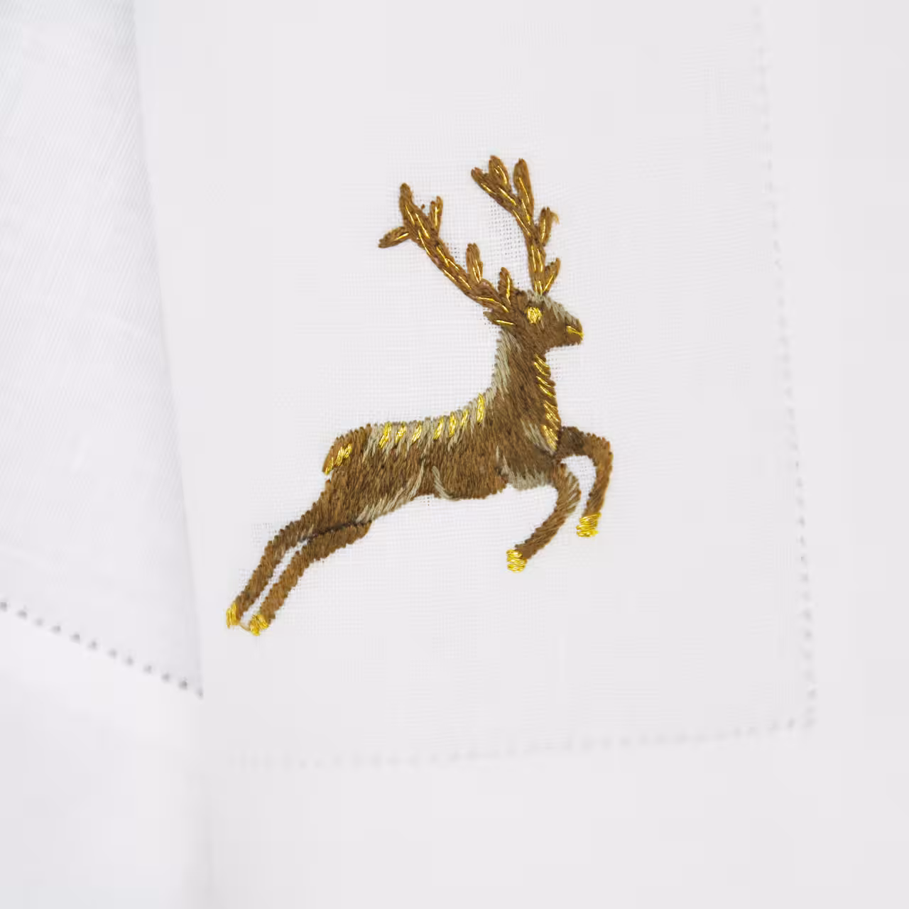 Serviette weiß mit Stickerei Hirsch in gold