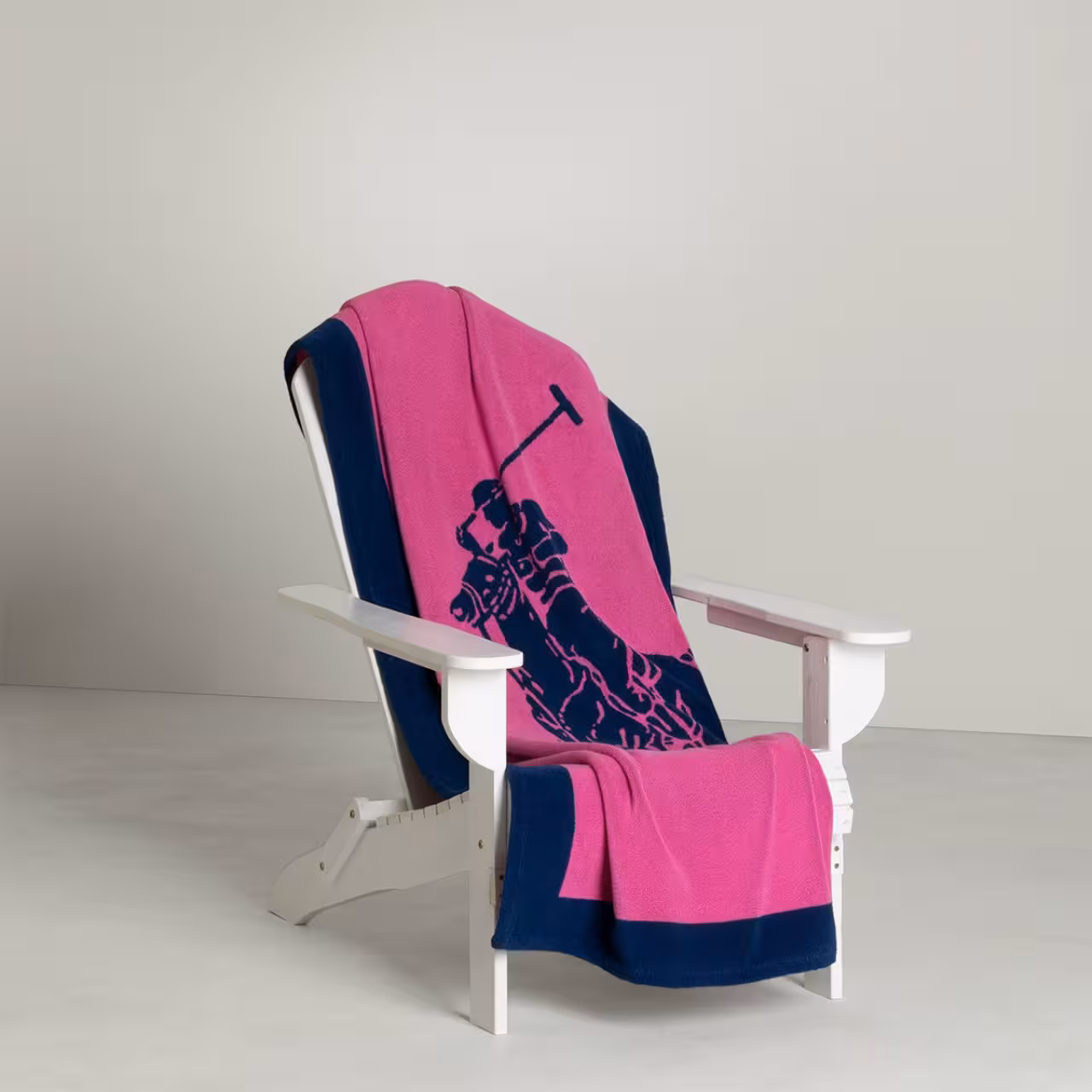 Strandlaken Polo Player navy, pink auf Strandstuhl
