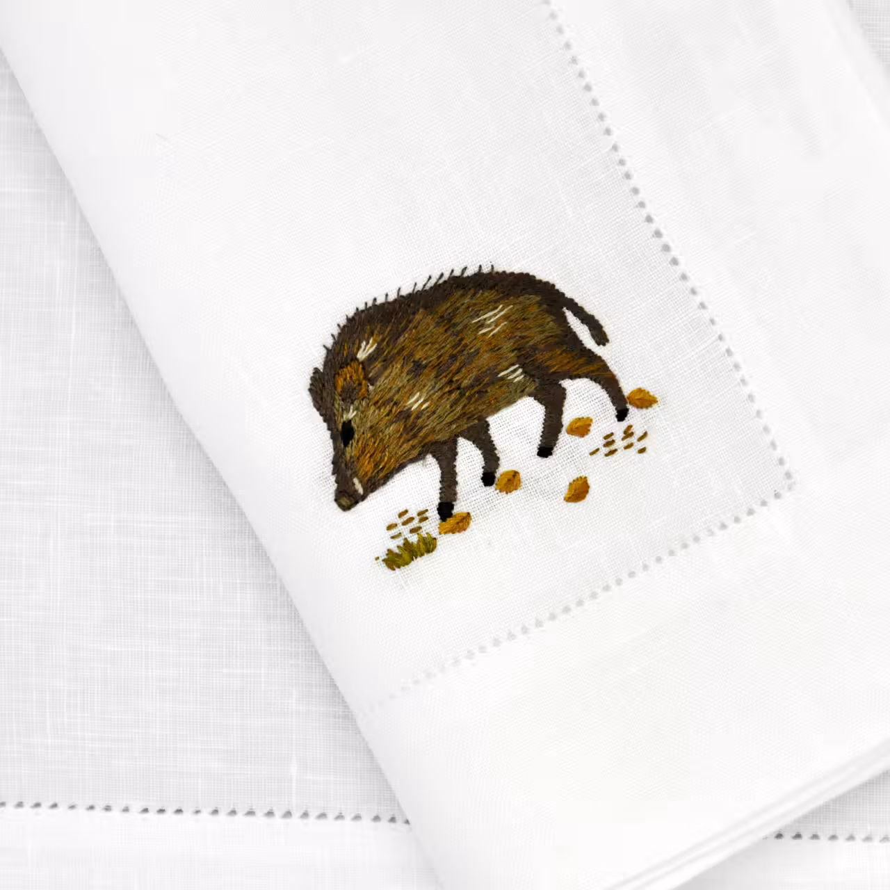 Tischset Stickerei Wildschweine braun auf weiß  Detail
