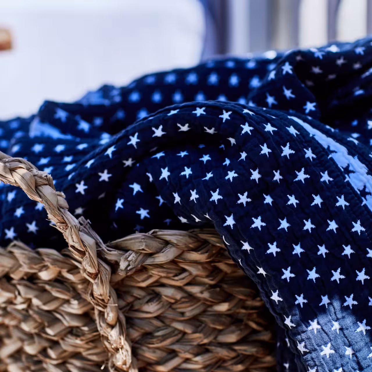 Rumoeller_Lexington_Tagesdecke_Icons_Star_blau_Lifestyle