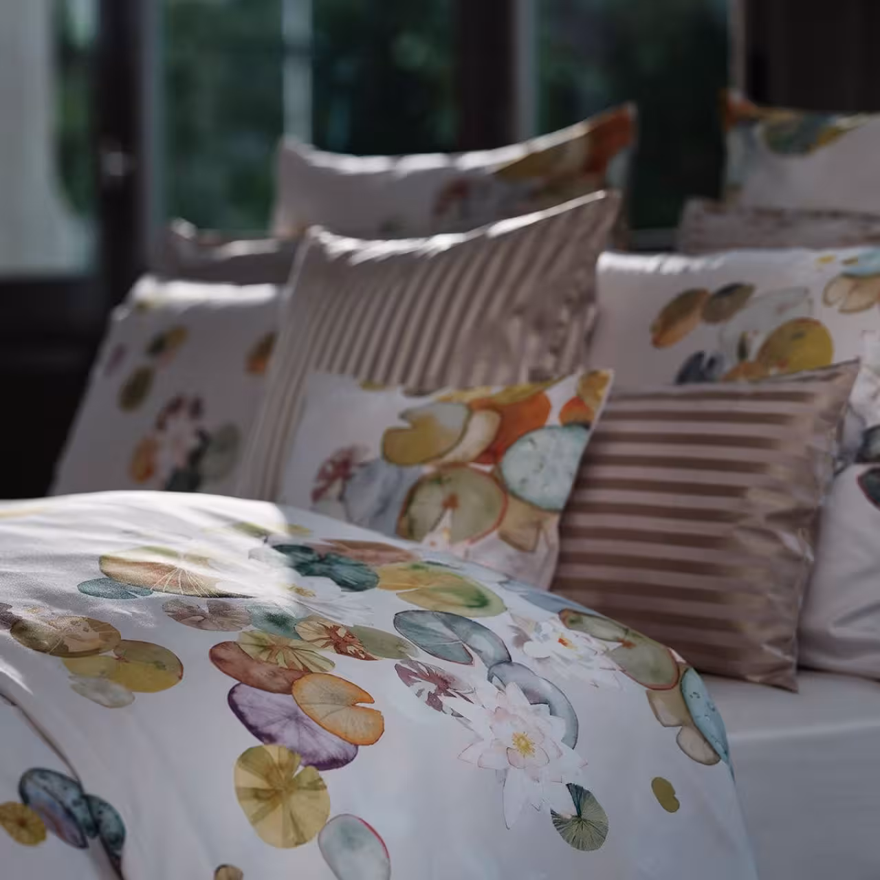 bedlinnen, kissenbezüge, blumenmuster, laken, baumwolle, Bettwäsche Ninfea von Christian Fischbacher – Lifestylebild, Detailaufnahme