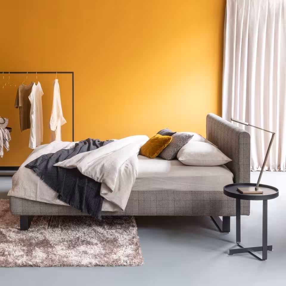 Polsterbett Plaisier grau in Schlafzimmer