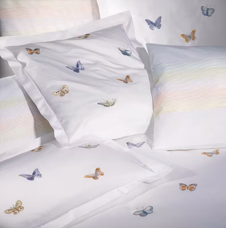 Bettwäsche Butterfly weiß mit bunten Schmetterlingen Garnitur in Schlafraumambiente