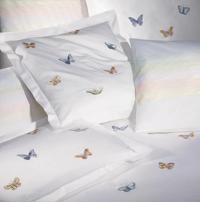 Bettwäsche Butterfly weiß mit bunten Schmetterlingen Garnitur in Schlafraumambiente