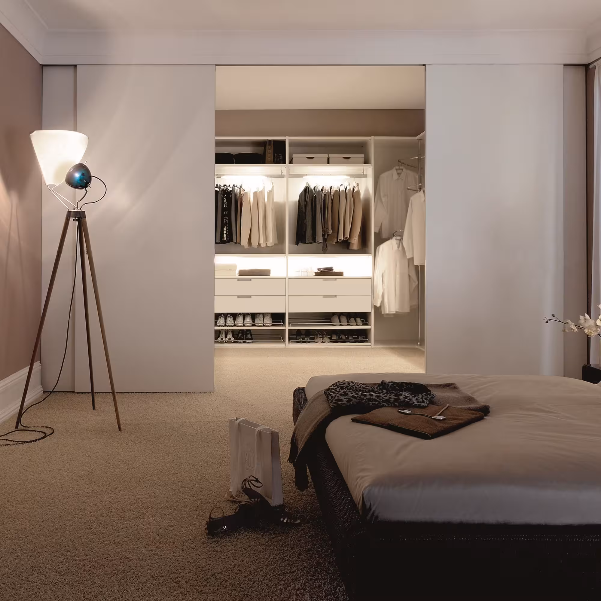 Schiebetüren Delta weiß in Schlafzimmer Ambiente