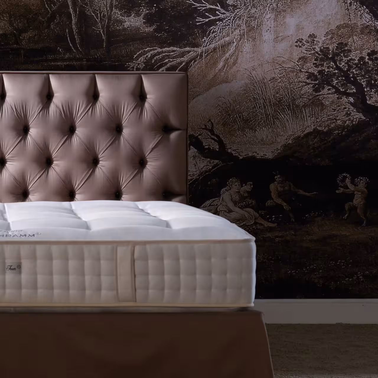 Polsterbett Origins mit braunem Bezug und Matratze in Schlafzimmer Detailbild