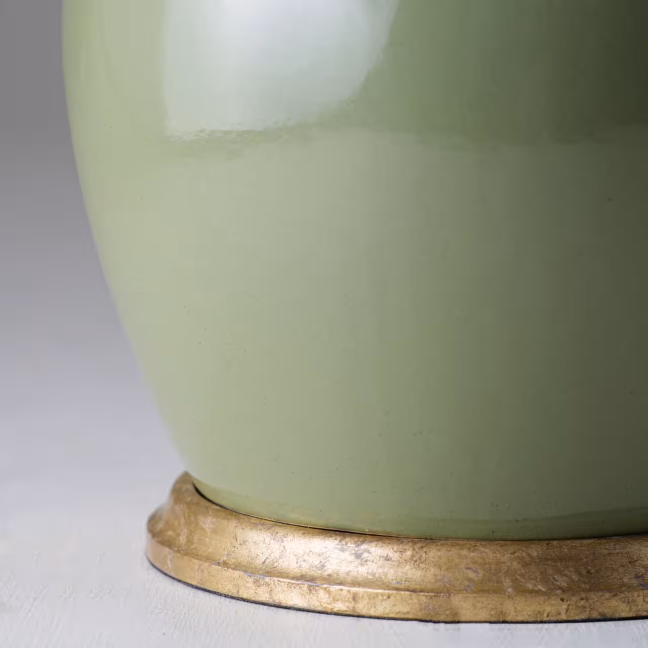 Tischleuchte Ringby mit grünem Keramikfuß Detail
