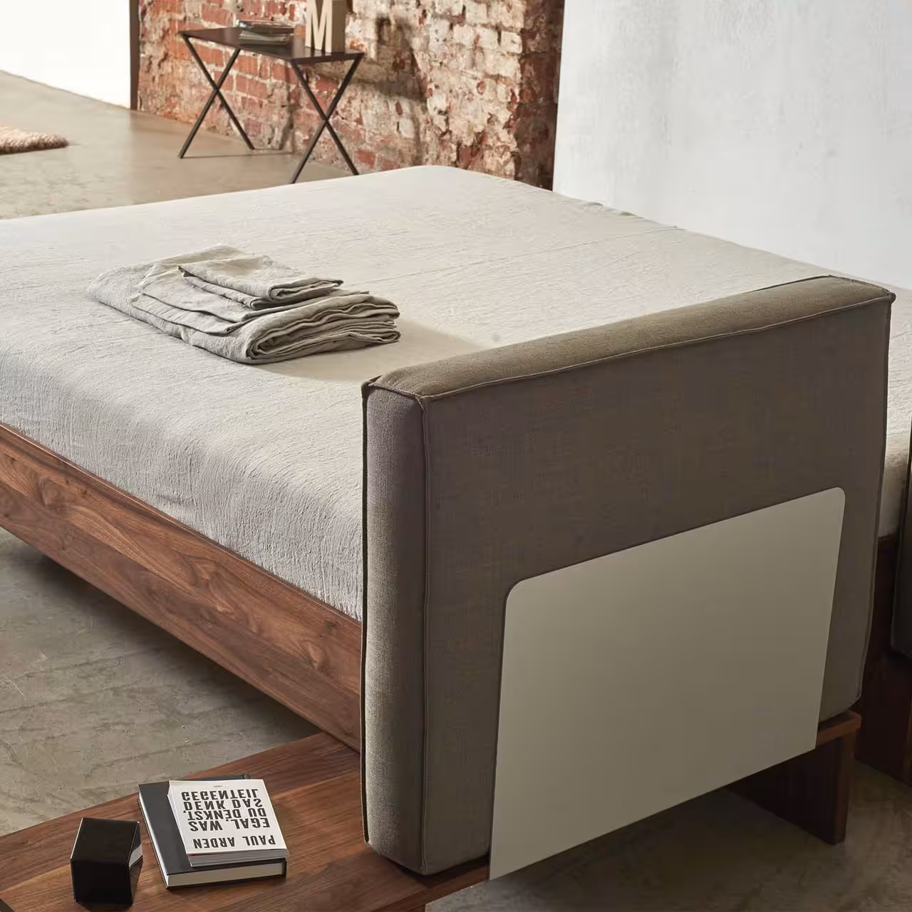 Holzbett B15 braun mit Kopfteil grau Rückansicht