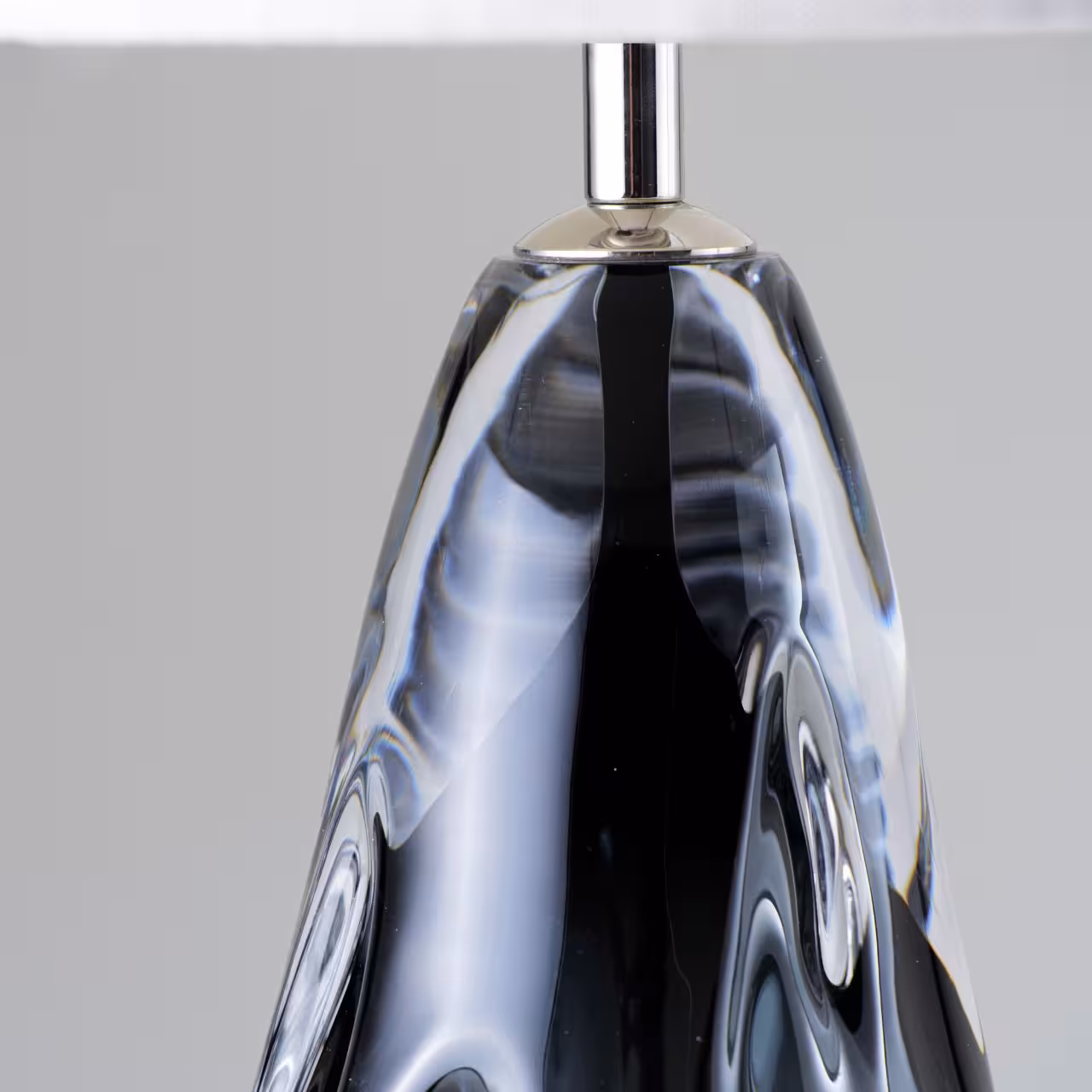Tischleuchte Avocado mit schwarzem Glasfuß Detail