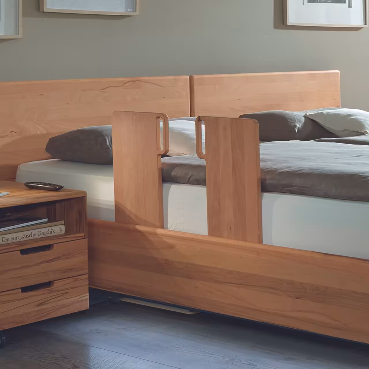 Bett Bergen aus hellem Holz in Schlafzimmer mit Rausfallschutz