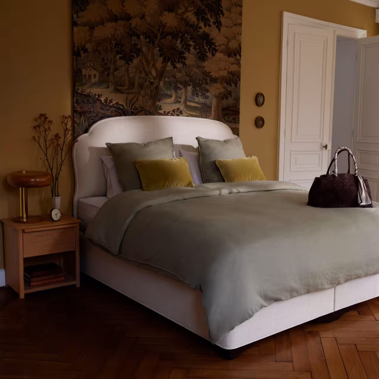 Vispringbett in Luxus-Schlafzimmer mit Bettwäsche und Gobelin
