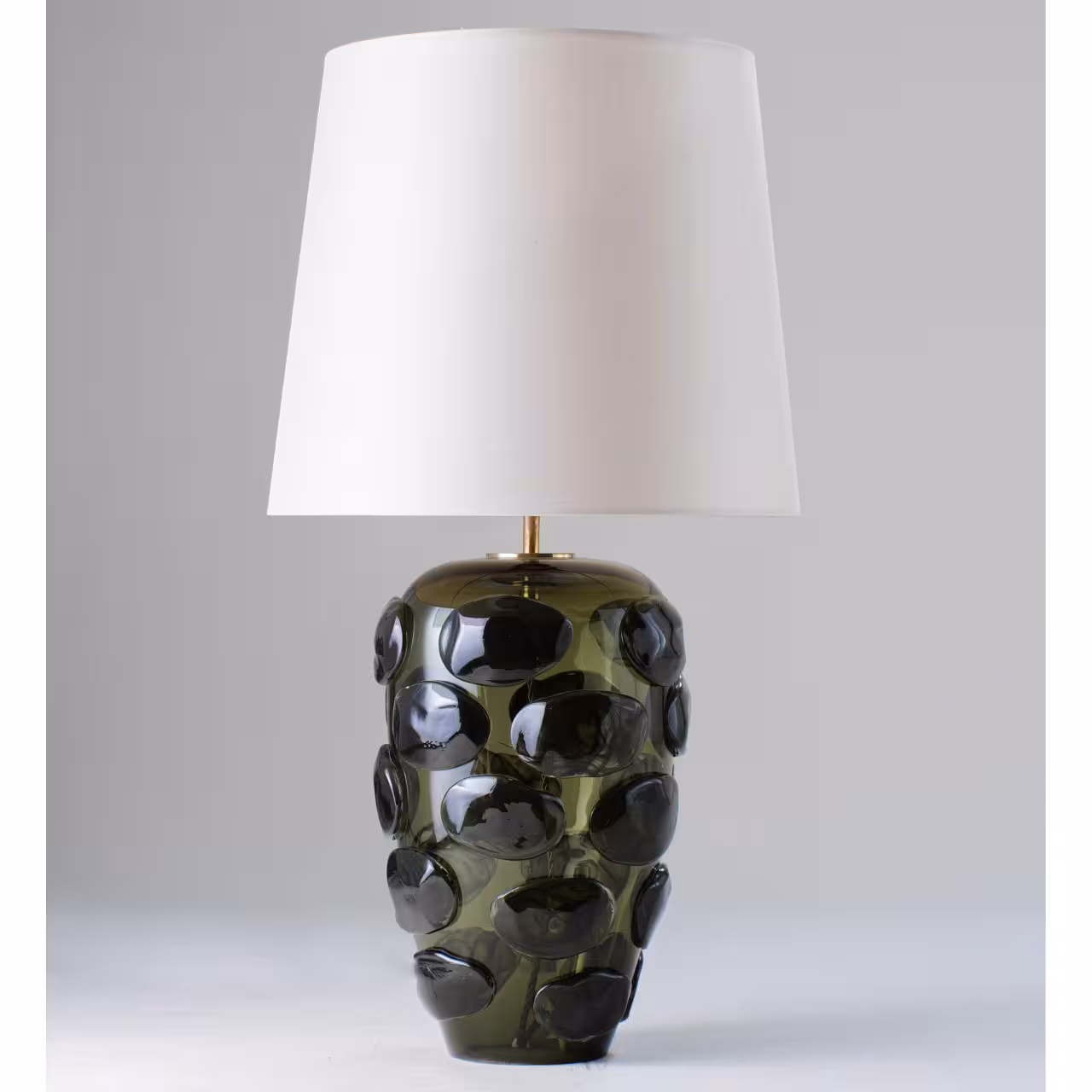 Leuchte Blob beige und olivgrün auf weiß