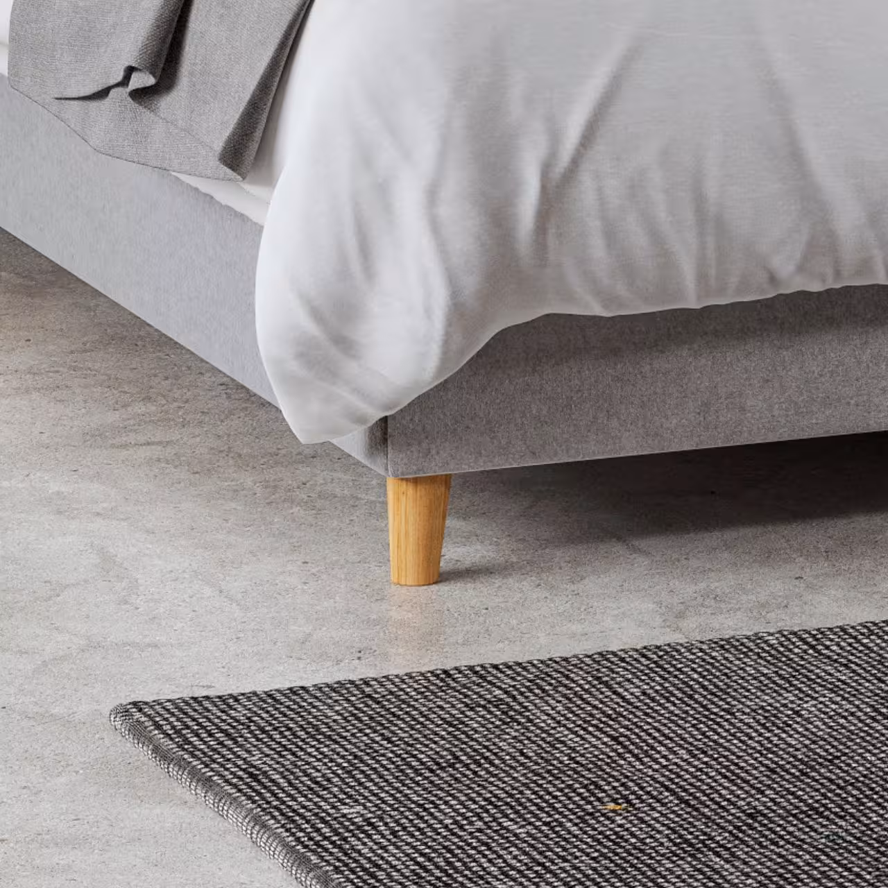 Bettenfußteil Sense grau beige Detail