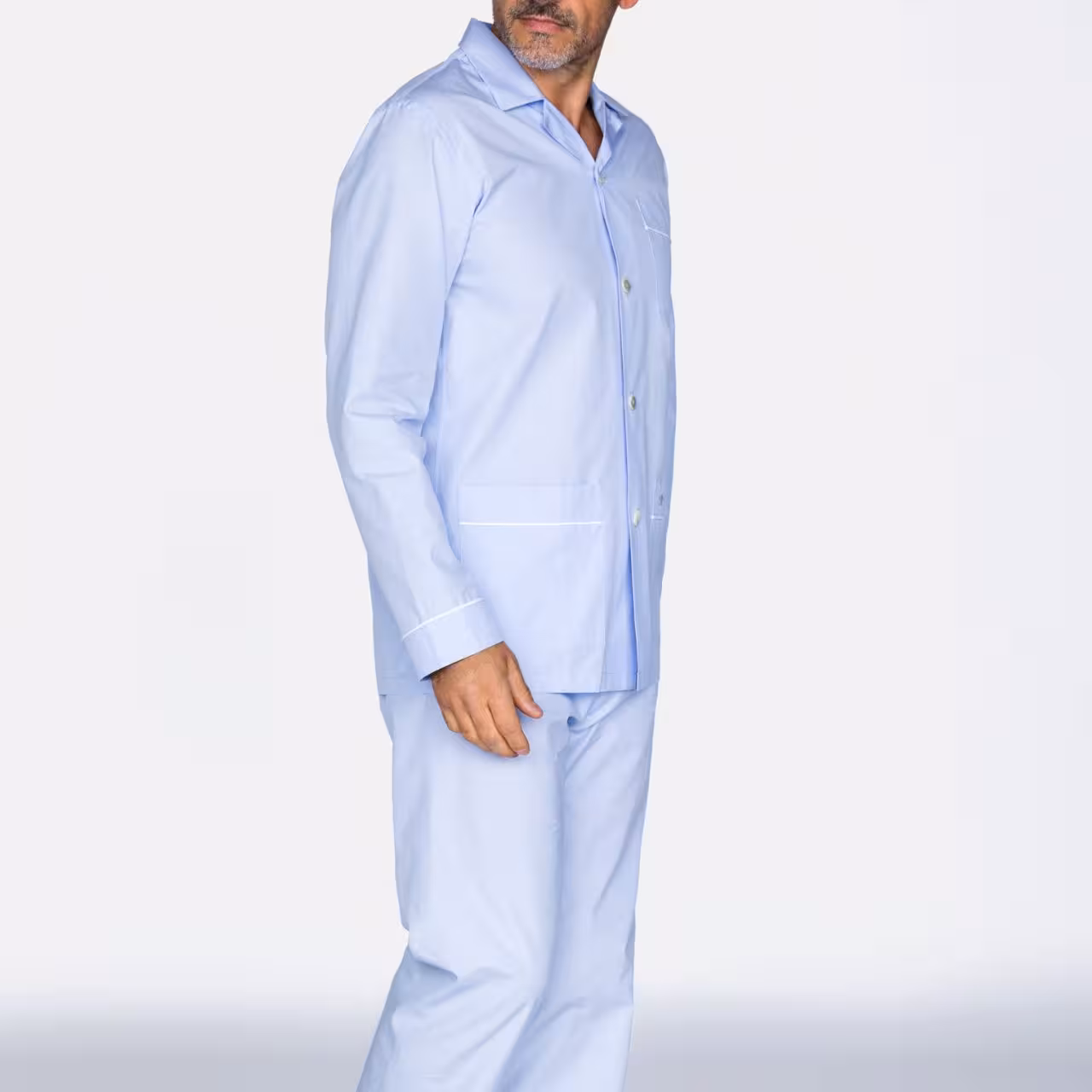 Pyjama Carlo P hellblau weiß gestreift am Modell Detail
